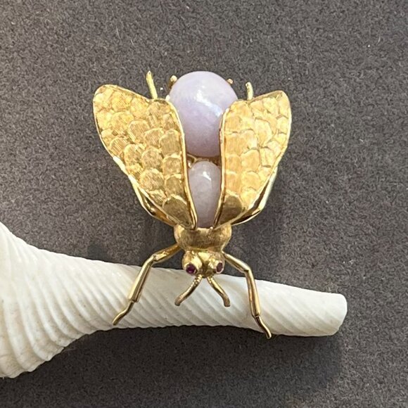 ✨Vintage 1950s Handmade 18K Gold Italian Bee Brooch | Lavender Jade & Ruby Eyes - Picture 4 of 13